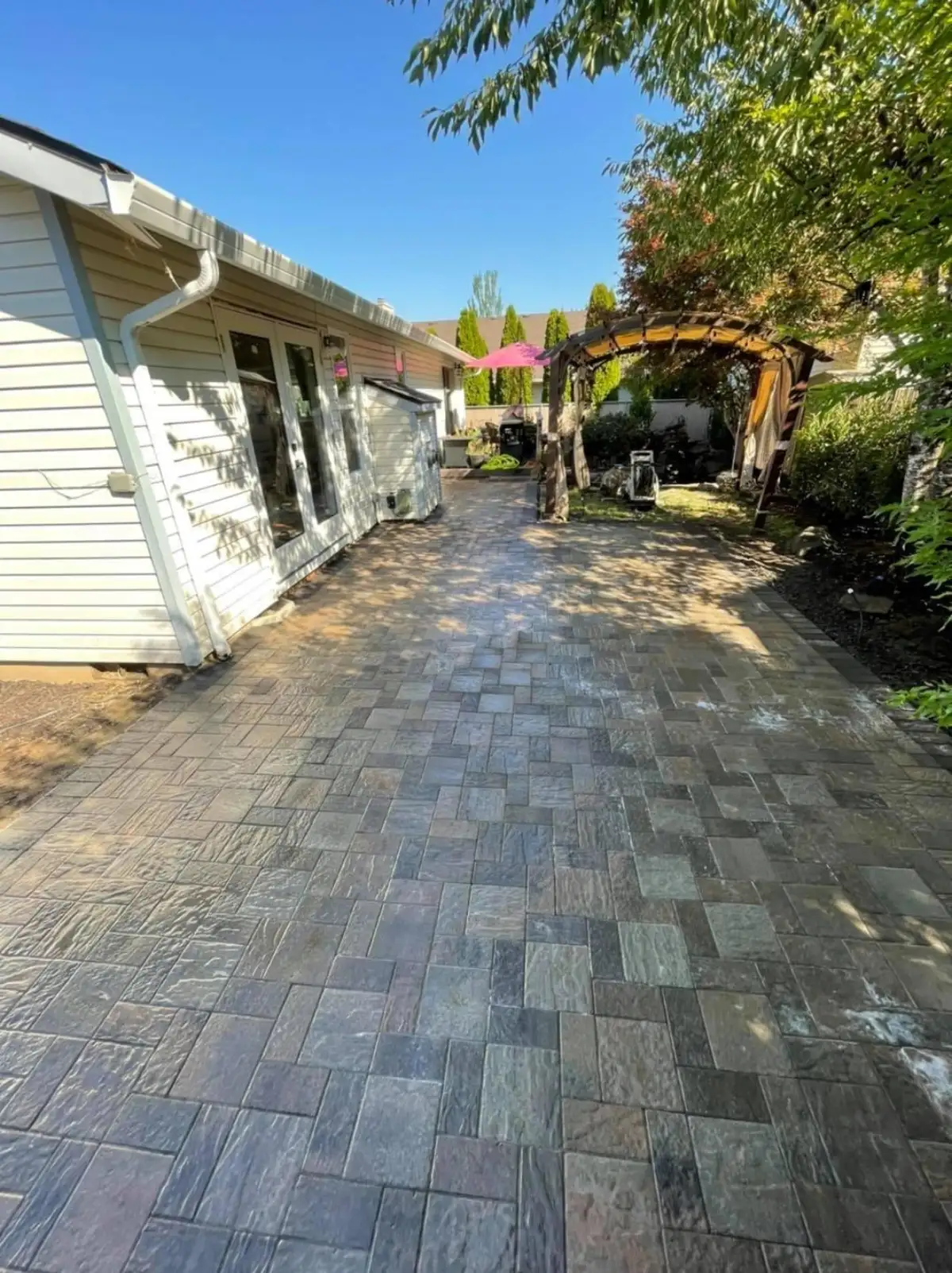 Paver patio with integrated steps and border in Lake Oswego